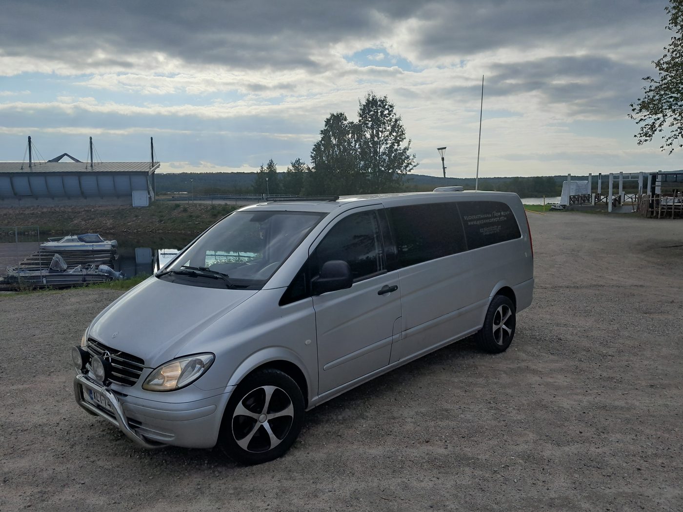 Vuokrattava kahdeksan hengen henkilöbussi