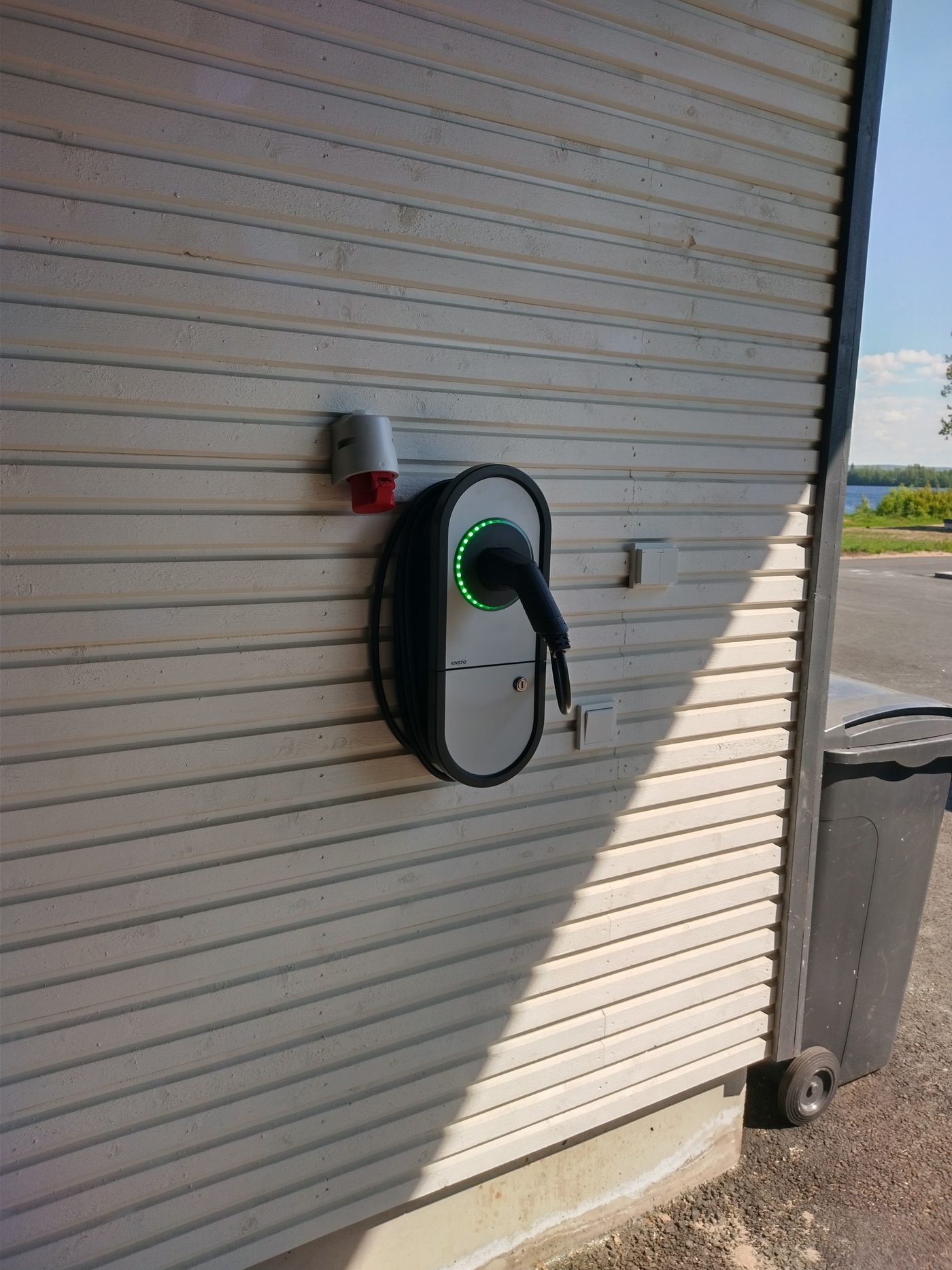 Sähköauton latausasema seinässä