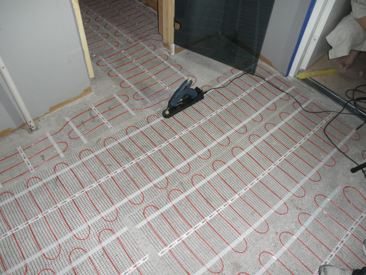 Lattialämmityskaapelit asennettuna
